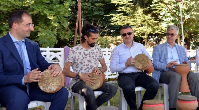 Vali darbuka çaldı, köylüler dinledi