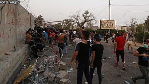 Basra'da göstericiler İran'ın Başkonsolosluğunu ateşe verdi