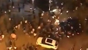 Çin’de araç yayaların arasına daldı