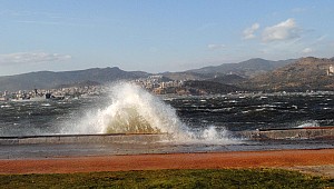 Fırtına feribot seferlerini iptal ettirdi