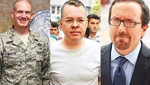 Her taşın altından ‘John’ (papaz Brunson ) çıkıyor