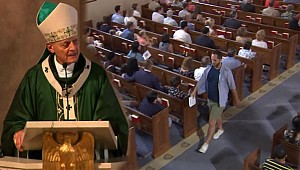 Kilisede protesto 'Utanın' diye bağırıp sırtlarını döndüler