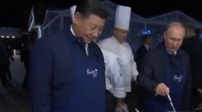 Putin'i ilk kez böyle göreceksiniz! Çin Başkanı ile birlikte...