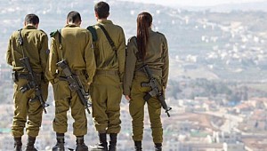 Şiraz'da şehir meydanındaki dev reklam panosunda İsrail askerleri