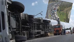  TEM'de devrilen tır trafiği kilitledi