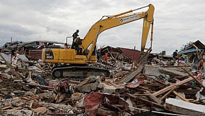 2 binden fazla kişinin öldüğü depremden geriye enkaz kaldı