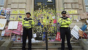 İngilizler sokağa döküldü