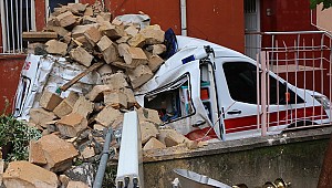 Minare, ambulansın üzerine devrildi