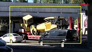 TIR köprüye sıkıştı! Trafik durdu...