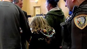 6 aylık bebeği öldürdüğü iddia edilen çocuk kelepçe ile mahkemeye çıkarıldı