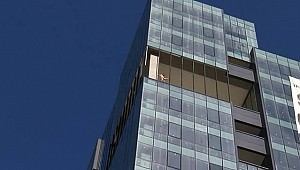 Maaşlarını alamayan işçiler 13’üncü katta eylem yaptı