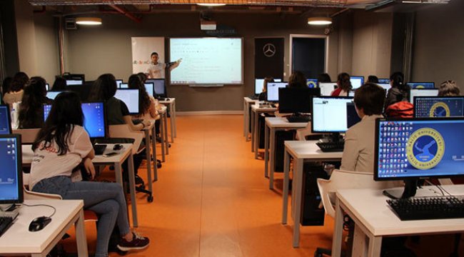 Mercedes-Benz Türk, Dünya Kız Çocukları Günü’nü kutladı