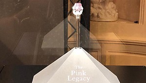 'Süslü Parlak Pembe' elmas yüzük rekor fiyata satıldı