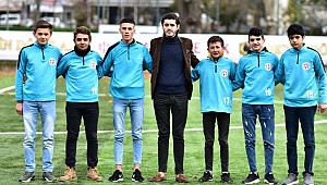 Başkan madde bağımlısı gençlere el attı