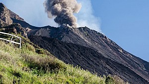 İtalya'da bir yanardağ daha faaliyete geçti