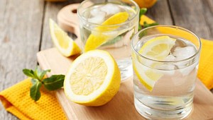 Sağlığın için Düzenli olarak limonlu su iç