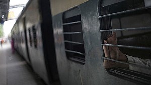 Trende doğurduğu bebeğini klozete attı