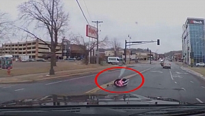 Çocuk, araç koltuğuyla yola düştü; annesi fark etmedi