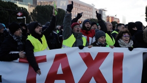 Madrid'de grevdeki taksiciler yolu kapattı, ortalık karıştı