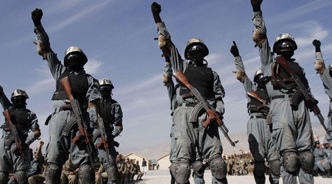 Afganistan'da bir polis 8 meslektaşını öldürdü