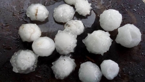 Bangladeş'te ceviz büyüklüğünde dolu yağdı