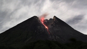 Endonezya'da yanardağ nedeniyle yüzlerce kişi mahsur