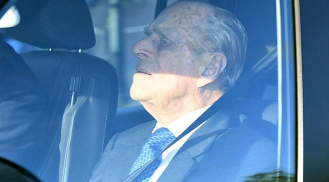 Prens Philip ehliyetini polise teslim etti