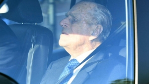 Prens Philip ehliyetini polise teslim etti