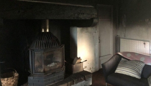 Ülke şokta! Meclis başkanının evini kundakladılar