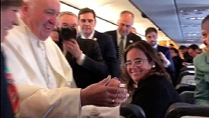 Bu kez gazeteci Papa'nın elini havada bıraktı