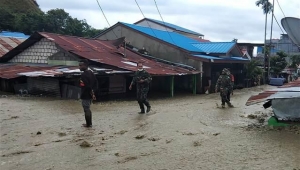 Endonezya'da sel ve heyelan çok sayıda can aldı