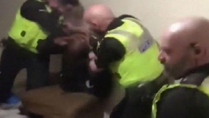 İngiliz polisinden siyahi gence şiddet