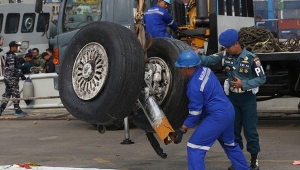 Lion Air uçağı denize düşerken 'pilotlar kullanma kılavuzuna baktı'
