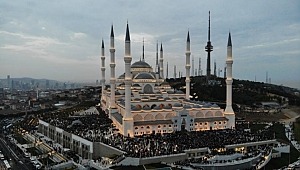Bu sabah Türkiye'nin en büyük Camii'nde tarihi bir kalabalık yaşandı