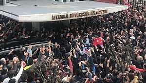 CHP'li Ekrem İmamoğlu Belediye önünden halka seslendi