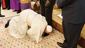 Güney Sudanlı liderlerin ayaklarını öptü