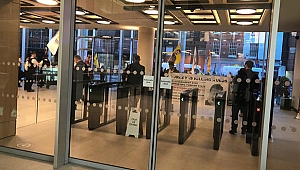 PKK yandaşlarından Londra'da provokasyon... TRT binasına zorla girdiler