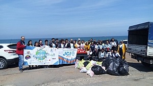  Sahili temizleyen gönüllüler 