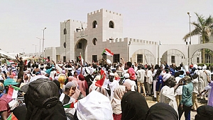 Sudan'da darbeci cunta: ‘Beşir’i teslim etmeyeceğiz’