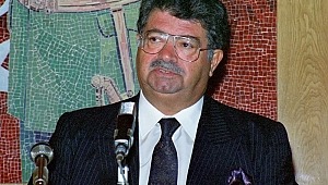 Türkiye'nin 8.Cumhurbaşkanı olan Turgut Özal,17 Nisan 1993 tarihinde hayatını kaybetti.