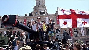 Gürcistan'da bayrak krizi bakanı görevinden etti