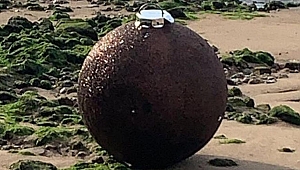 Londra'da bomba sanılan cisim dev Noel süsü çıktı