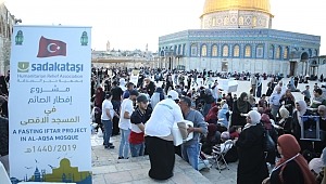 Sadakataşı’ndan Aksa avlusunda yetim ailelere iftar