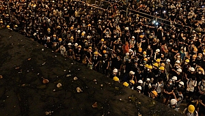 Hong Kong'da göstericiler kamu binaları önünden çekildi