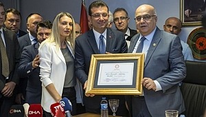  İstanbul Büyükşehir Belediye Başkanı Ekrem İmamoğlu mazbatasını aldı.