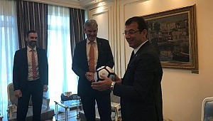 İmamoğlu’na Başkonsolostan ilginç  TOP Hediyesi