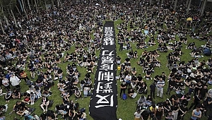 Hong Kong'daki protestolar oturma eylemiyle devam ediyor