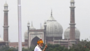 Modi'den bağımsızlık gününde Keşmir savunması