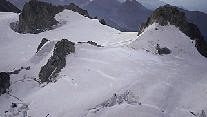 Avrupa'nın en yüksek tepesindeki buz kütlesi kayıyor