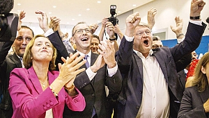 Merkel hükümetine çifte darbe